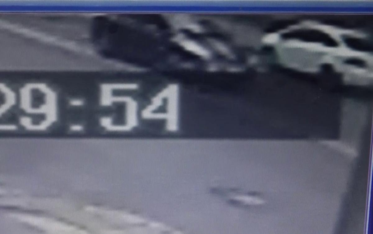 Yaya ge&ccedil;idinde &ccedil;arptı, metrelerce s&uuml;r&uuml;kledi