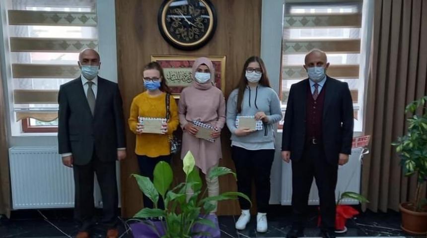 Dereceye giren &ouml;ğrencilere &ouml;d&uuml;lleri verildi