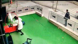 Gebe kediye şiddet uygulayan kadına para cezası