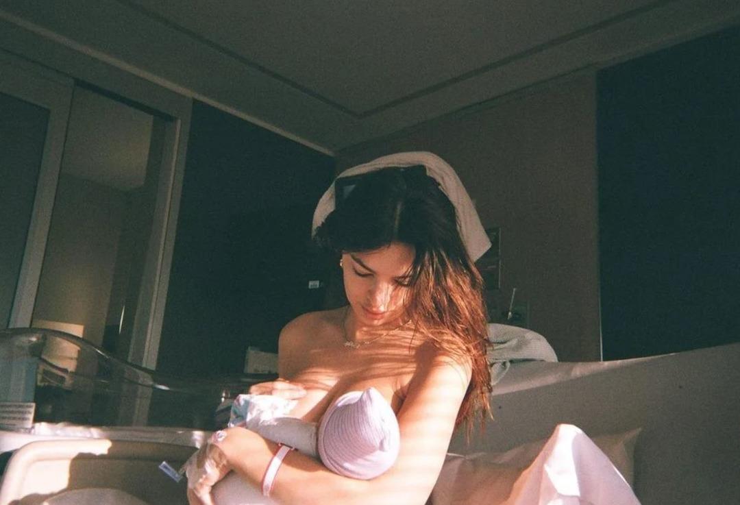 &Uuml;nl&uuml; model Emily Ratajkowski doğum anını paylaştı!