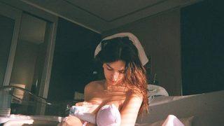 Ünlü model Emily Ratajkowski doğum anını paylaştı!