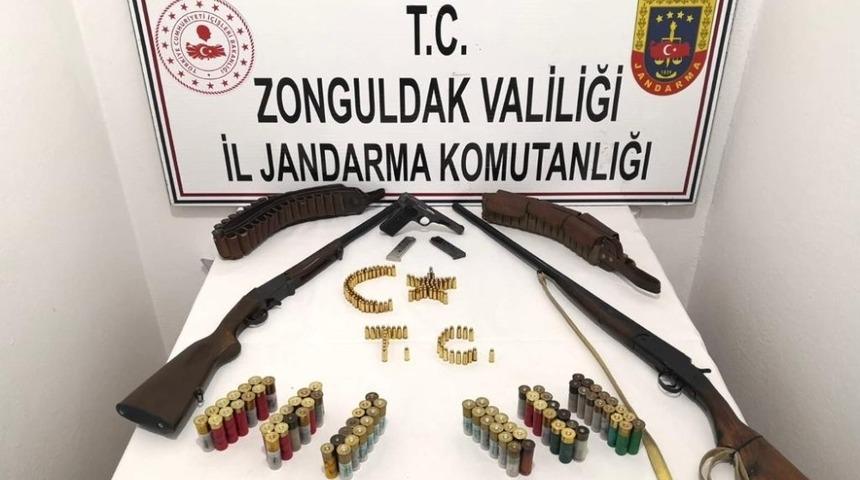Jandarma, ruhsatsız t&uuml;fek ve &ccedil;ok sayıda fişek ele ge&ccedil;irdi