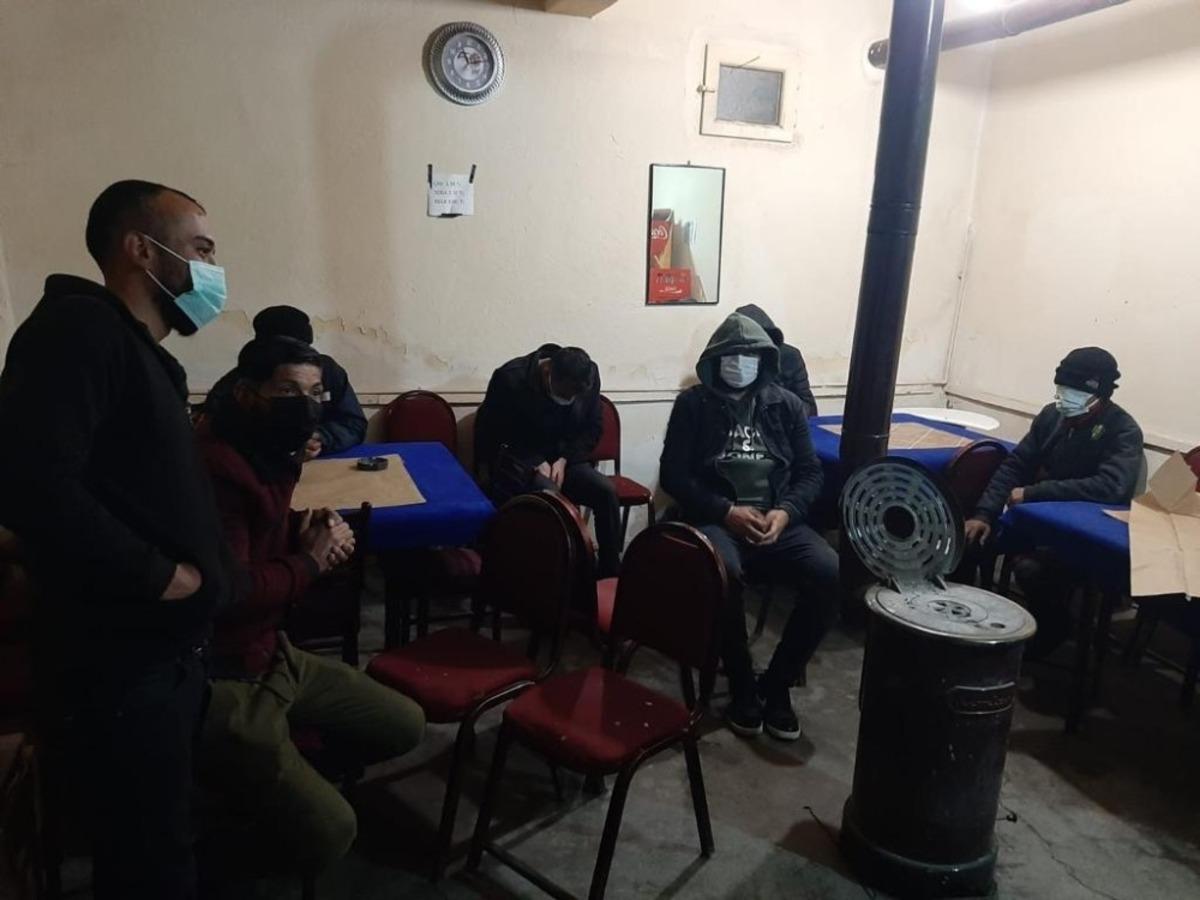 Gizli b&ouml;lmede kumar oynarken su&ccedil;&uuml;st&uuml; yakalandılar: 24 bin lira ceza kesildi
