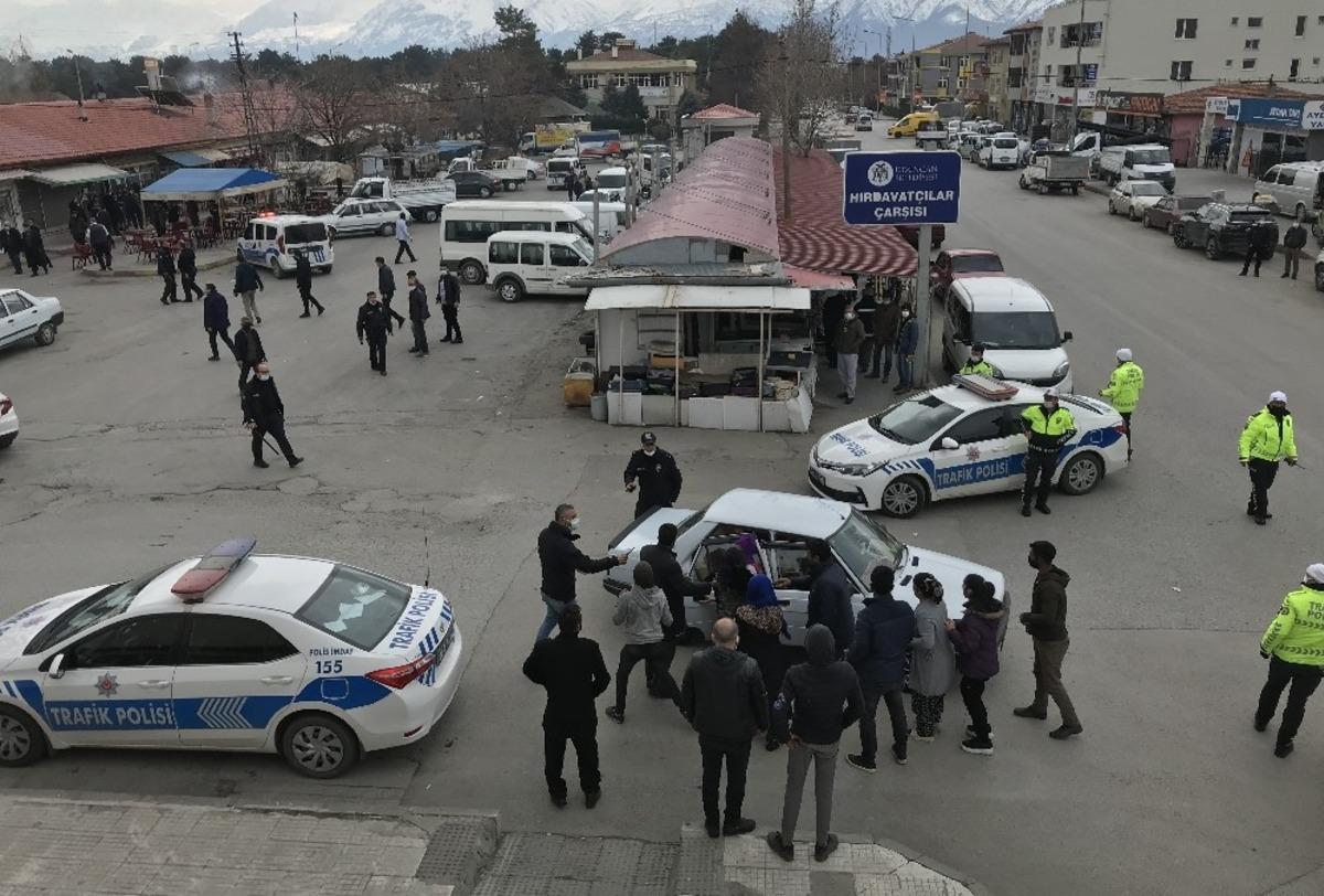 Erzincan&rsquo;da akraba iki grup arasında silahlı kavga: 14 g&ouml;zaltı