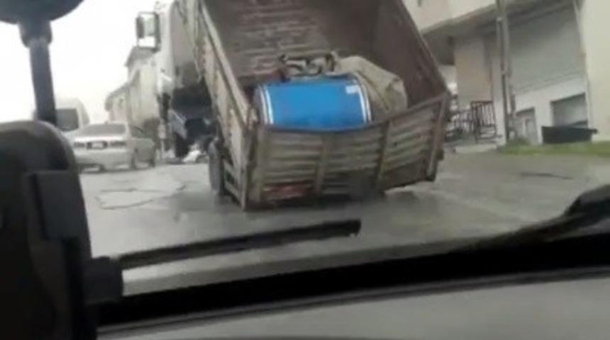 Yokuş yukarı giden kamyon, y&uuml;k&uuml; ağır gelince şaha kalktı