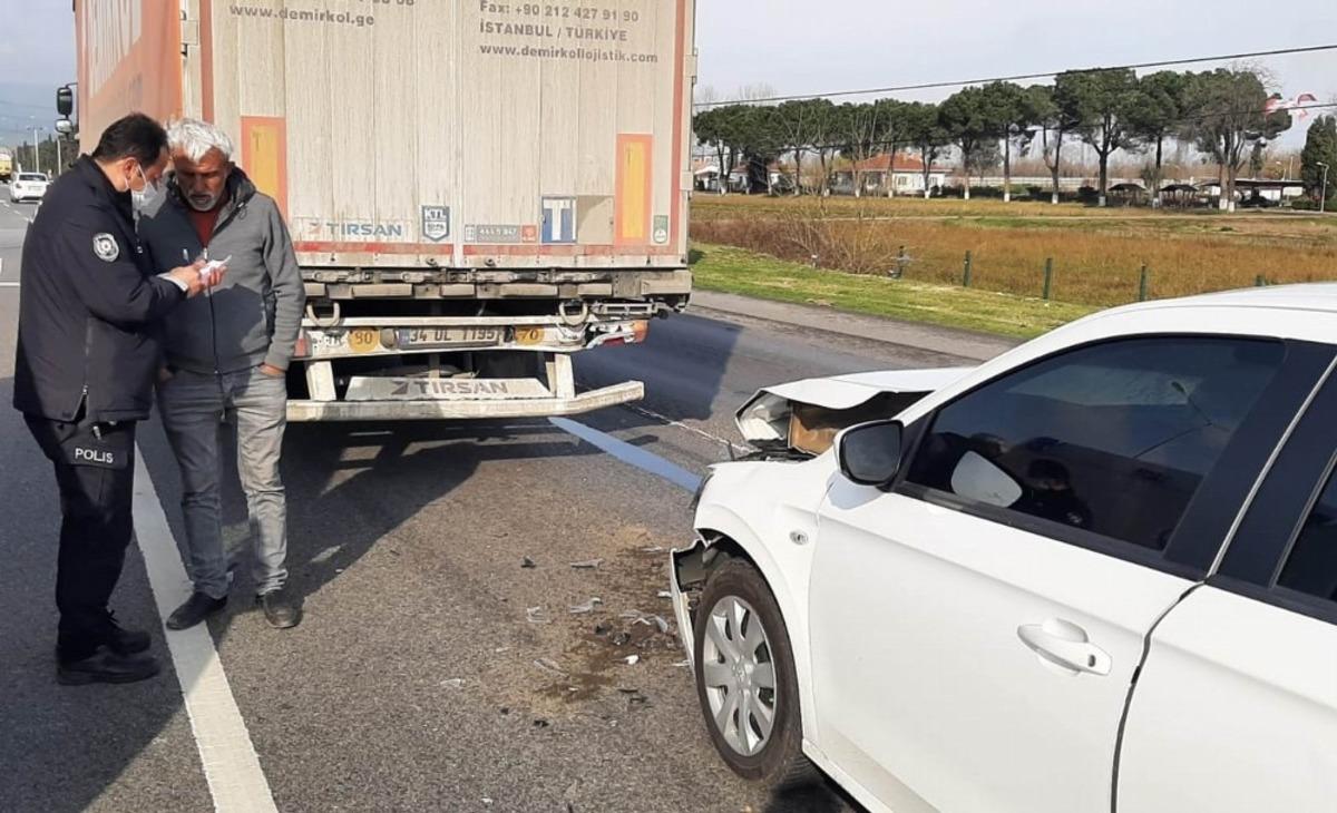 Samsun&rsquo;da otomobil tıra &ccedil;arptı: 2 yaralı
