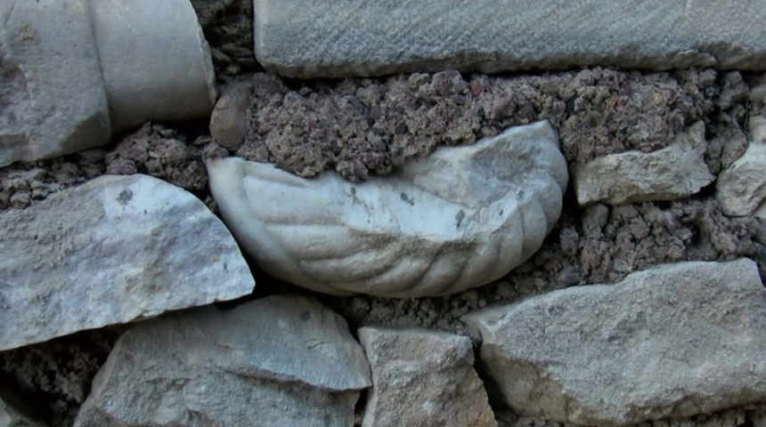 Kimse fark etmemişti! Sıvaların dökülmesiyle 350 yıllık mezar taşları açığa çıktı