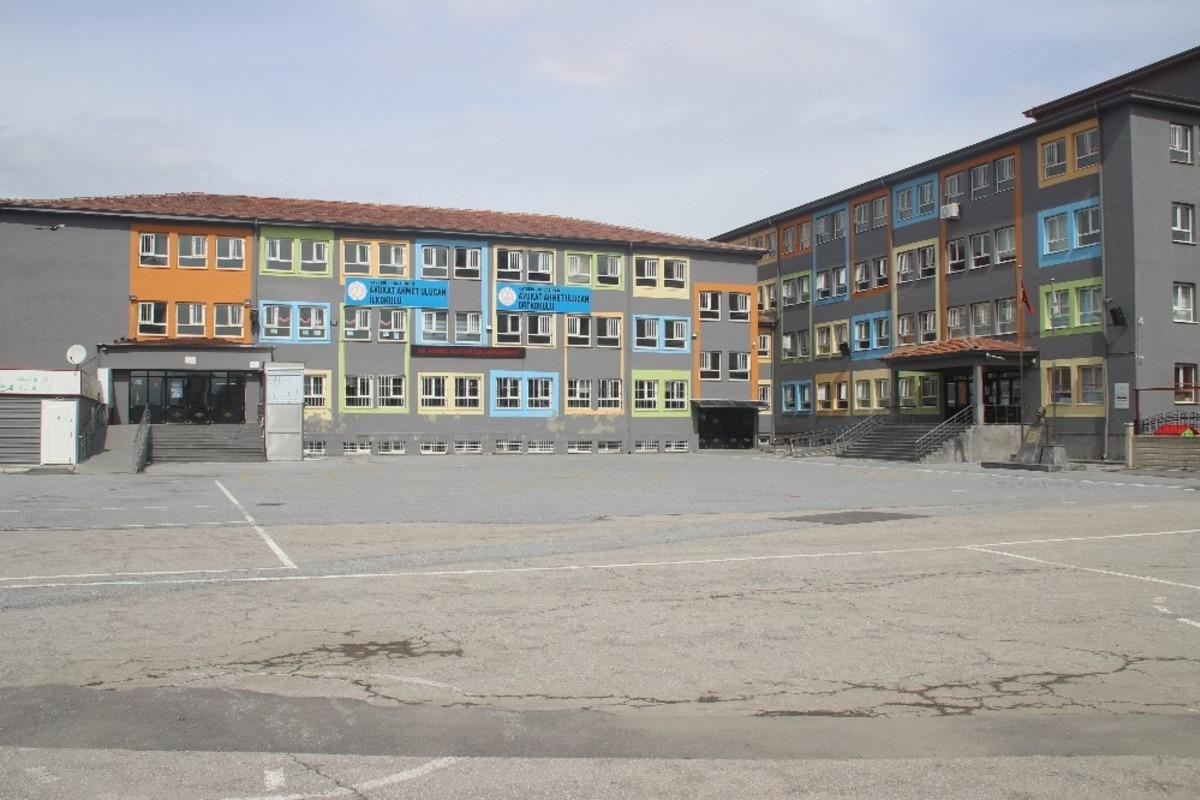 Korona vir&uuml;s vakalarının arttığı ilkokulda uzaktan eğitime ge&ccedil;ildi