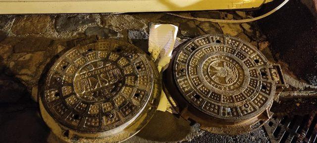 Sarıyer&rsquo;de mazgal kapağı hırsızları kamerada 1