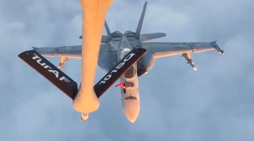 Havada nefes kesen anlar! MSB, ABD’ye ait F-18 savaş uçağına yapılan yakıt ikmalinin görüntülerini paylaştı