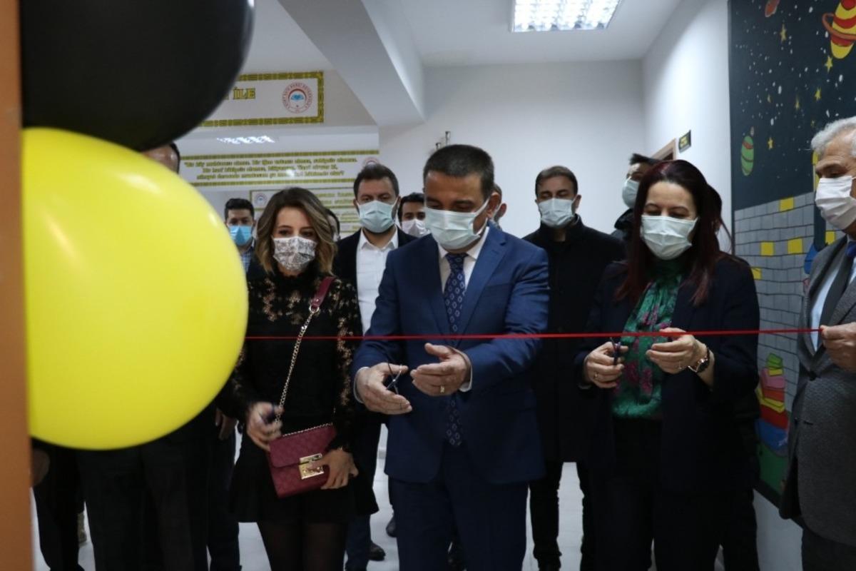 Siirt Valisi Hacıbektaşoğlu, k&uuml;t&uuml;phane a&ccedil;ılışını ger&ccedil;ekleştirdi