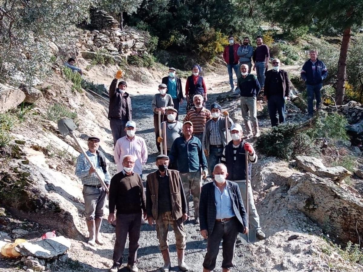Kendi imkanlarıyla zeytinlik yollarını yaptırdı