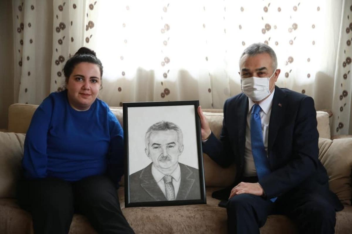 Ayağı ile &ccedil;izdiği kara kalem portreyi Milletvekili Savaş&rsquo;a hediye etti