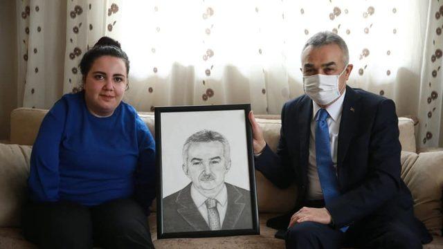 Ayağı ile çizdiği kara kalem portreyi Milletvekili Savaş’a hediye etti