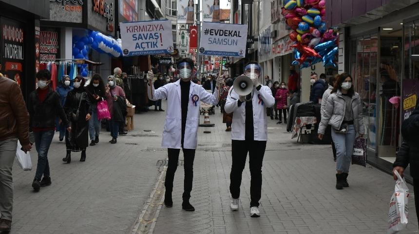 Çok yüksek riskli Samsun’da tıp öğrencileri sokağa indi, megafonla halkı uyardı