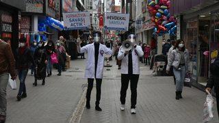 Çok yüksek riskli Samsun’da tıp öğrencileri sokağa indi, megafonla halkı uyardı