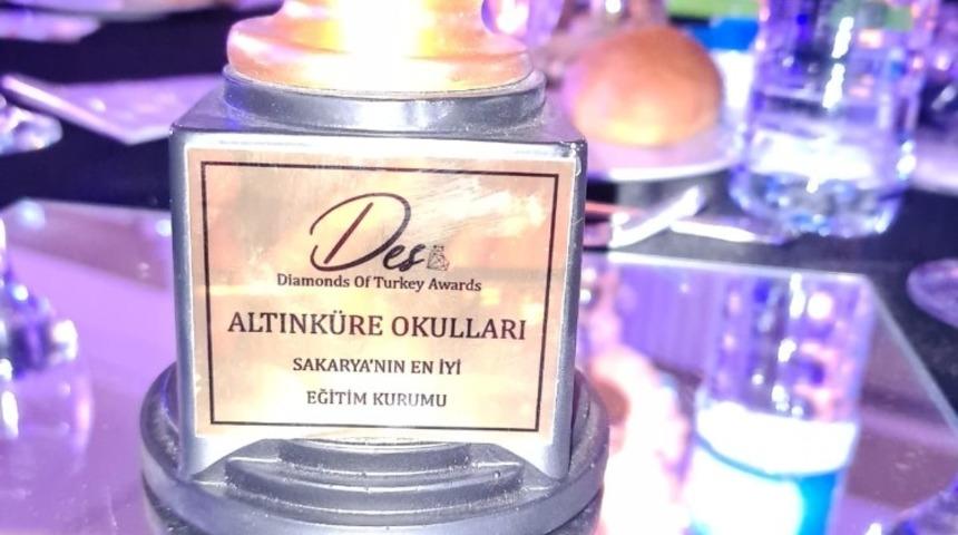 Altınk&uuml;re Okulları, Sakarya&rsquo;nın en iyi eğitim kurumu &ouml;d&uuml;l&uuml;ne layık g&ouml;r&uuml;ld&uuml;