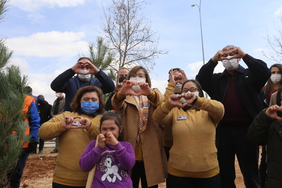 Başkan Şahin konuştu, Down Sendromlu &ccedil;ocuk taklit etti