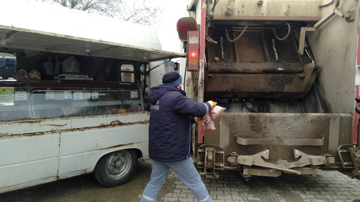 Pazar yerinde a&ccedil;ık satılan 85 kilo &ccedil;iğ et imha edildi