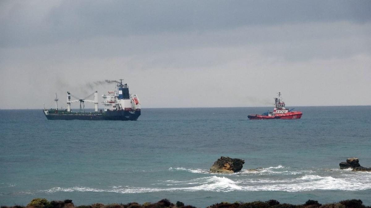 Bozcaada a&ccedil;ıklarında karaya oturan gemi kurtarıldı