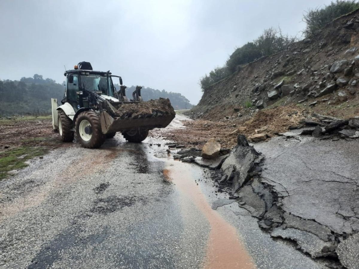 Yunusemre Belediyesi heyelan nedeniyle kapanan yolu a&ccedil;tı