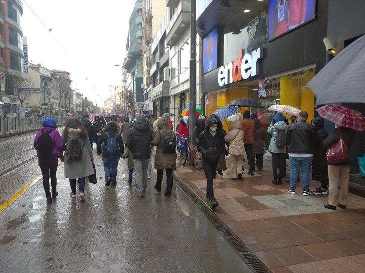 Yağan yağmur ve bulaş riski bile Eskişehirlileri alışverişten alıkoyamadı G1