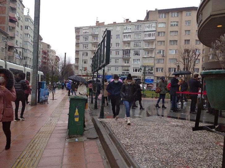 Yağan yağmur ve bulaş riski bile Eskişehirlileri alışverişten alıkoyamadı G3