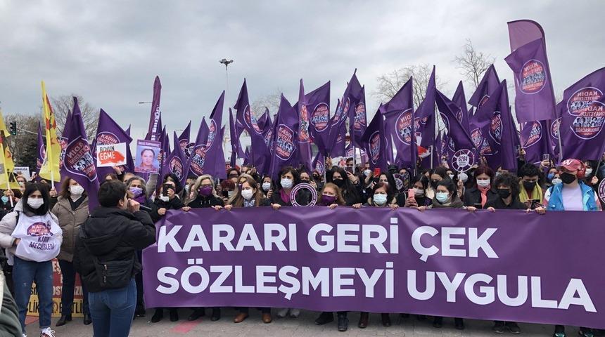 Kadıköy'de 'İstanbul Sözleşmesi' eylemi