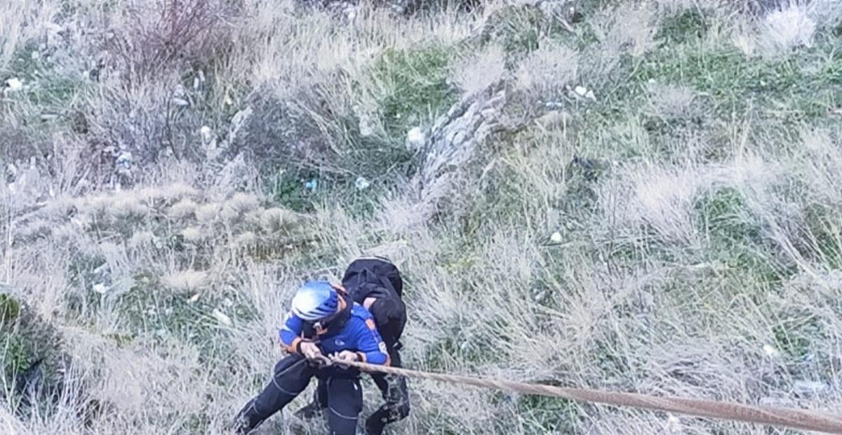 Karahisar Kalesi&rsquo;ne kayalıklardan &ccedil;ıkmak isteyince 200 metrede mahsur kaldı
