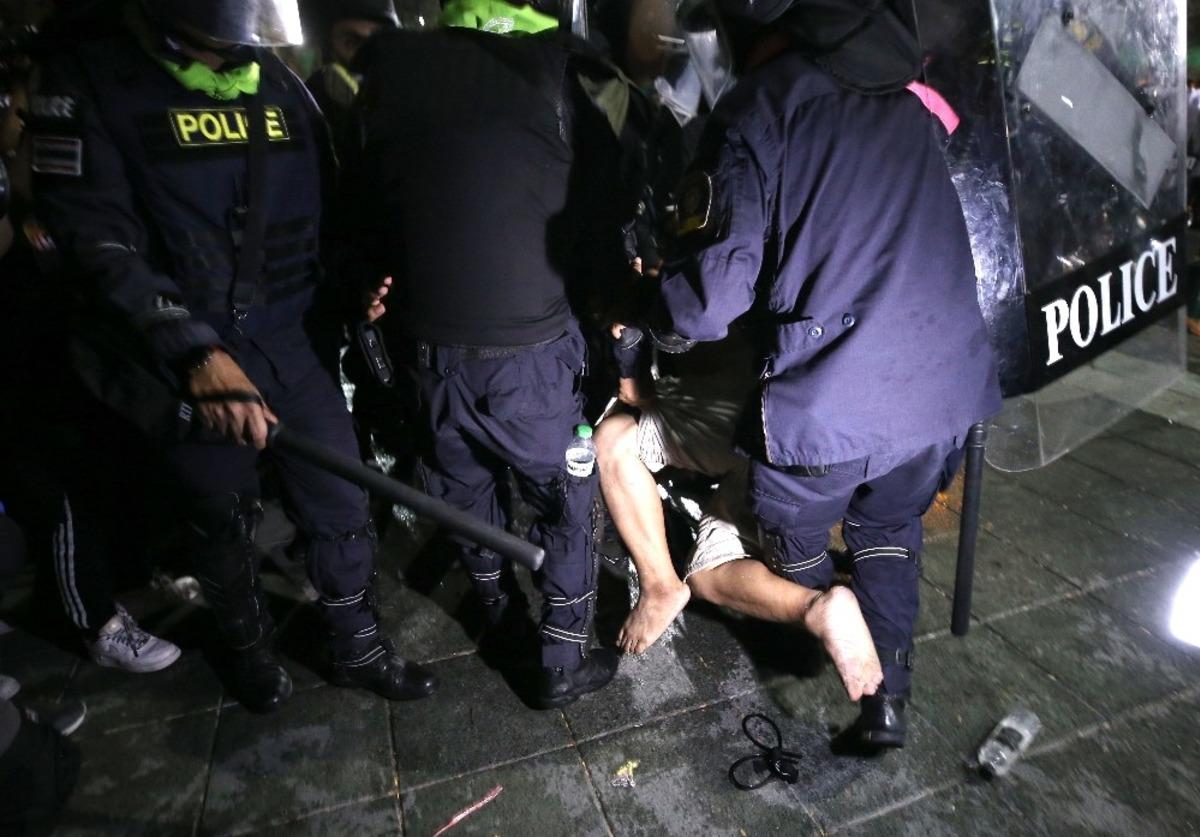 Tayland&rsquo;da monarşi karşıtı protestocular polisle &ccedil;atıştı