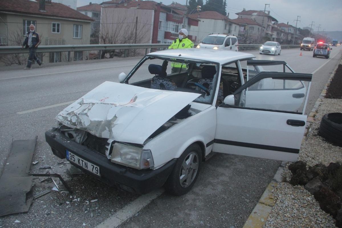 Otomobil, tıra &ccedil;arptı: 5 yaralı