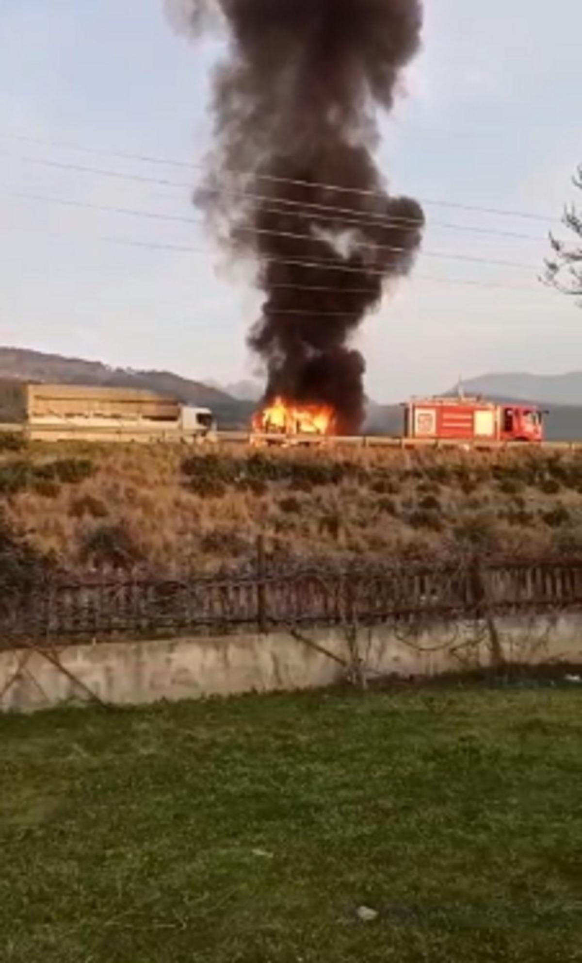 Otoyolda hafif ticari ara&ccedil; alev alev yandı
