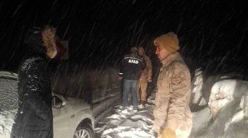 Bayburt&rsquo;ta karda mahsur kalan 3 kişi AFAD ve jandarma ekiplerince kurtarıldı
