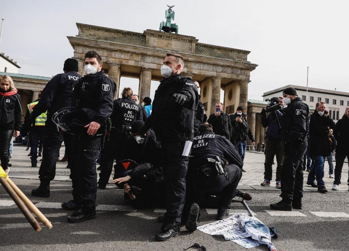 Almanya&rsquo;da Covid-19 &ouml;nlemleri protestolarında arbede: &Ccedil;ok sayıda g&ouml;zaltı