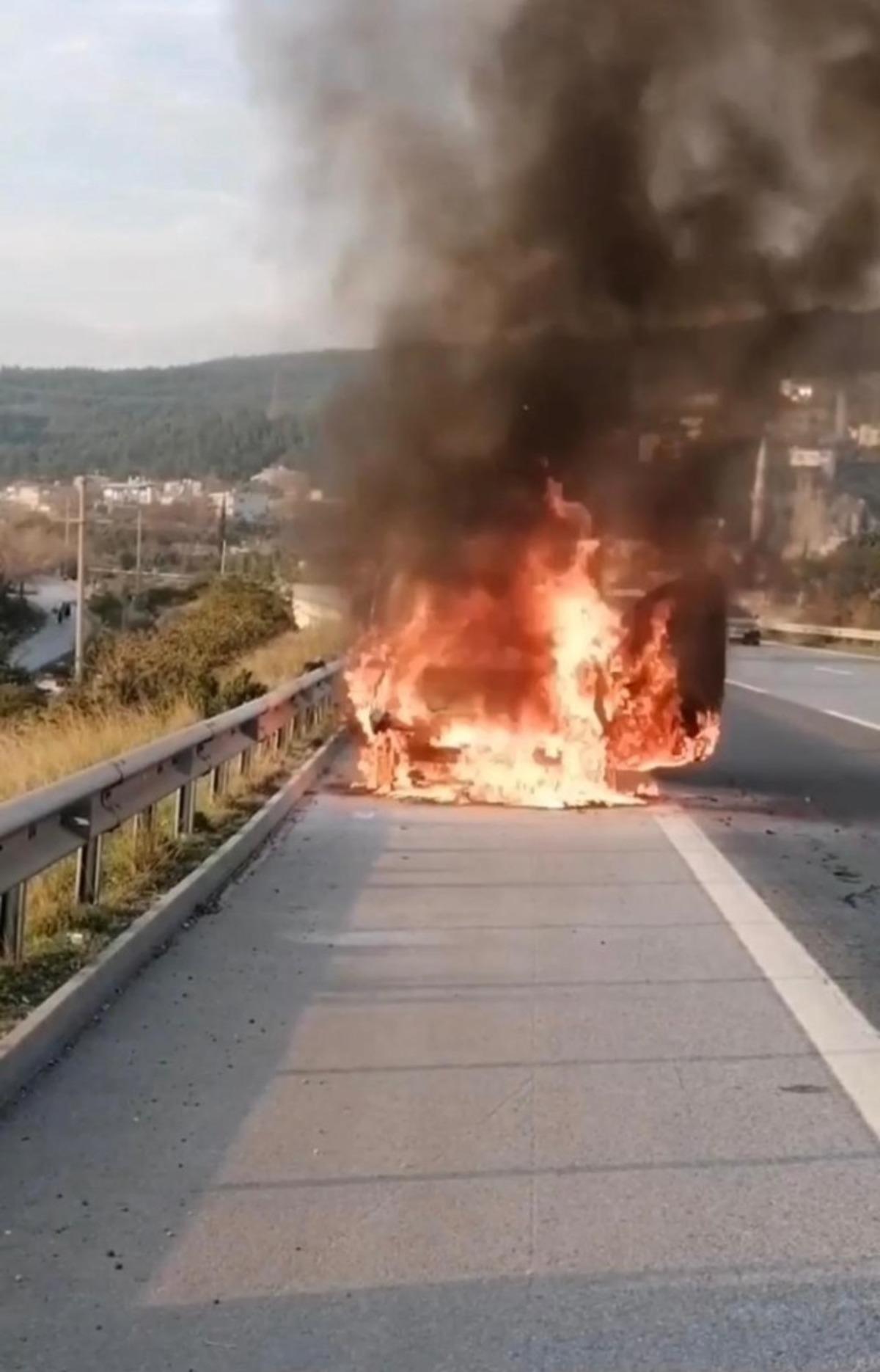 Ara&ccedil; otobanda aniden alev aldı, canlarını zor kurtardılar