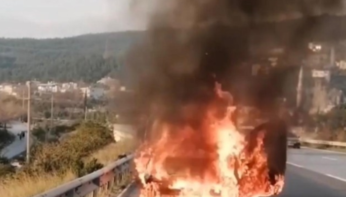 Hatay'da seyir halindeki araç alev topuna döndü