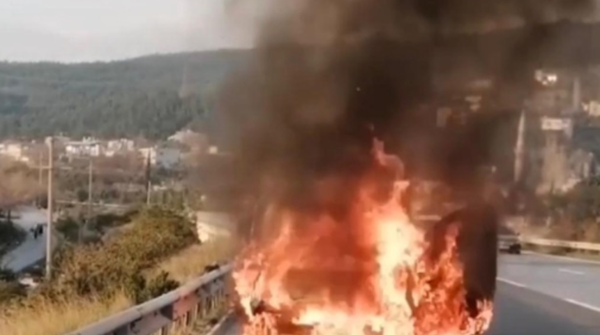Hatay'da seyir halindeki araç alev topuna döndü