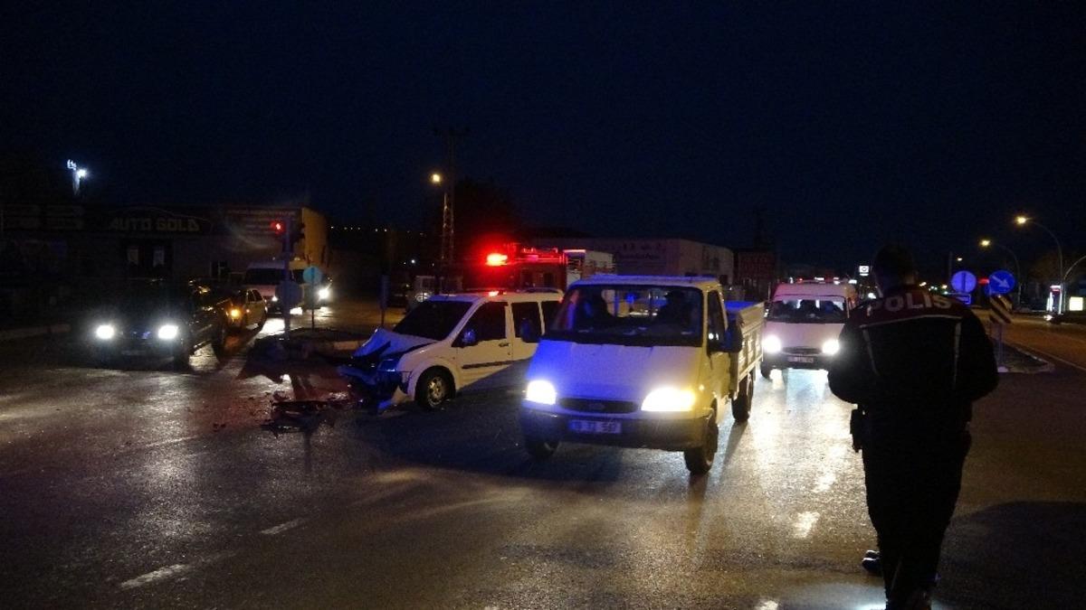 Otomobil ve ticari ara&ccedil; &ccedil;arpıştı: 2 yaralı