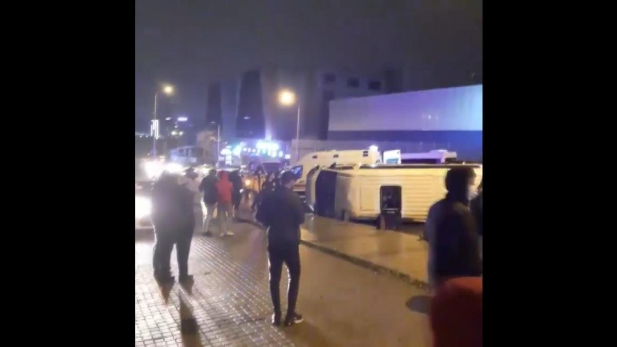 K&uuml;&ccedil;&uuml;k&ccedil;ekmece&rsquo;de kaza yapan polis minib&uuml;s&uuml; yan yattı: 2 yaralı