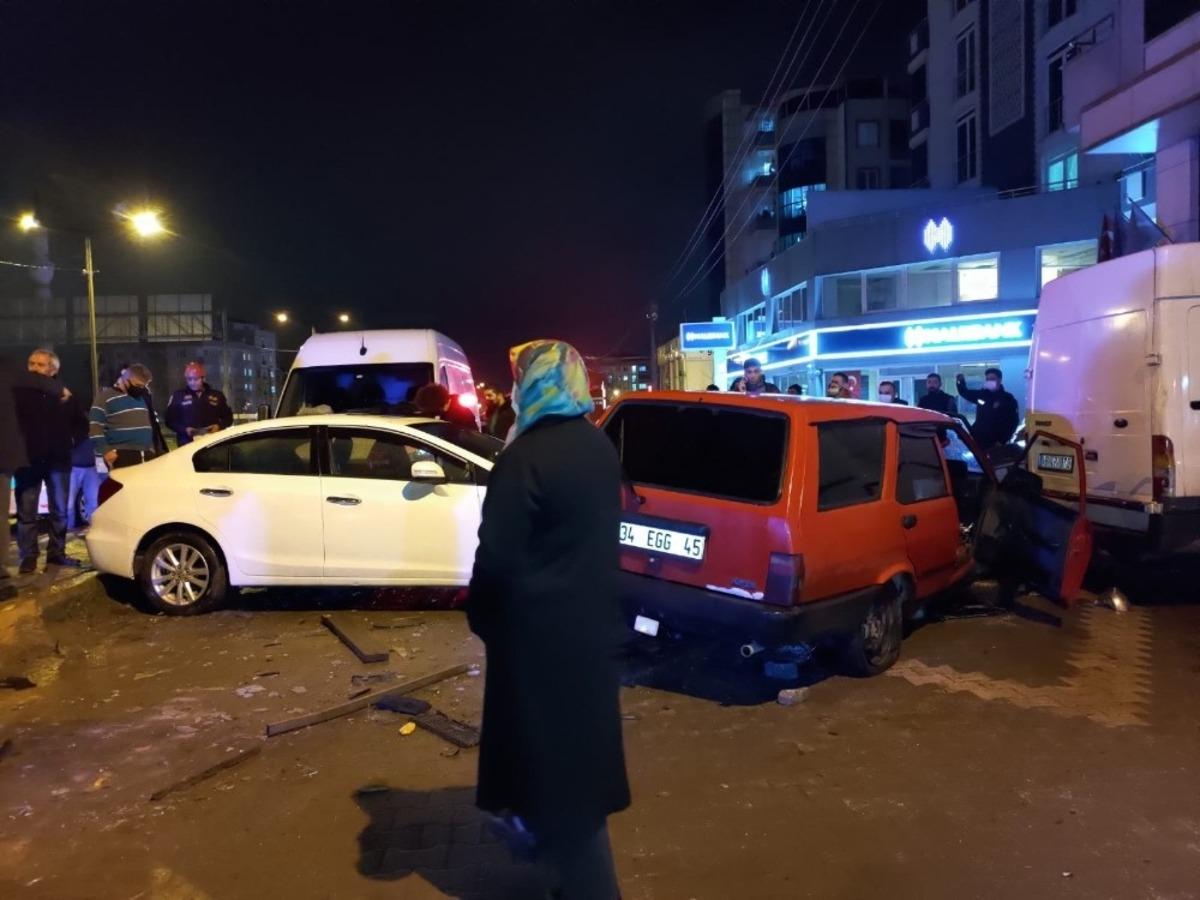 Kontrolden &ccedil;ıkan otomobil park halindeki ara&ccedil;lara &ccedil;arptı
