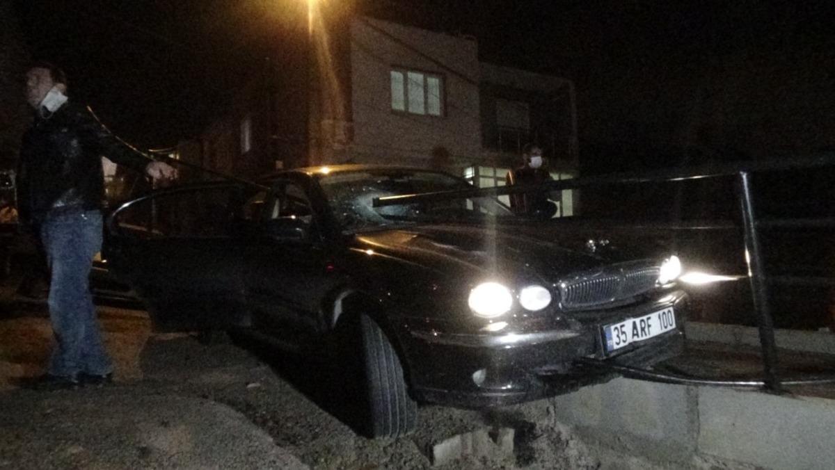 Polisten ka&ccedil;an ş&uuml;phelinin otomobili demirlere saplandı