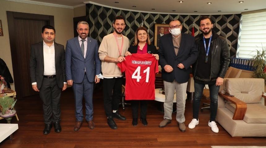 Başkan H&uuml;rriyet, şampiyon kardeşleri ağırladı