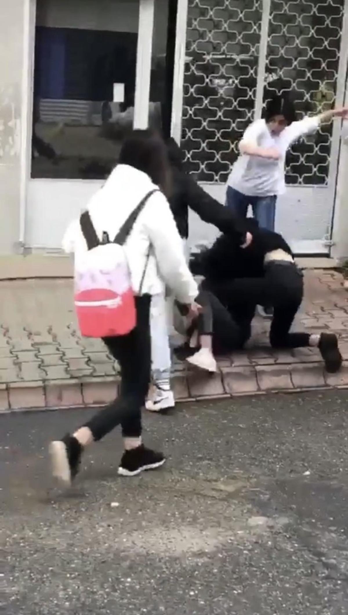 (&Ouml;zel) Gen&ccedil; kızın yere yatırılıp tekme tokat d&ouml;v&uuml;ld&uuml;ğ&uuml; anlar kamerada