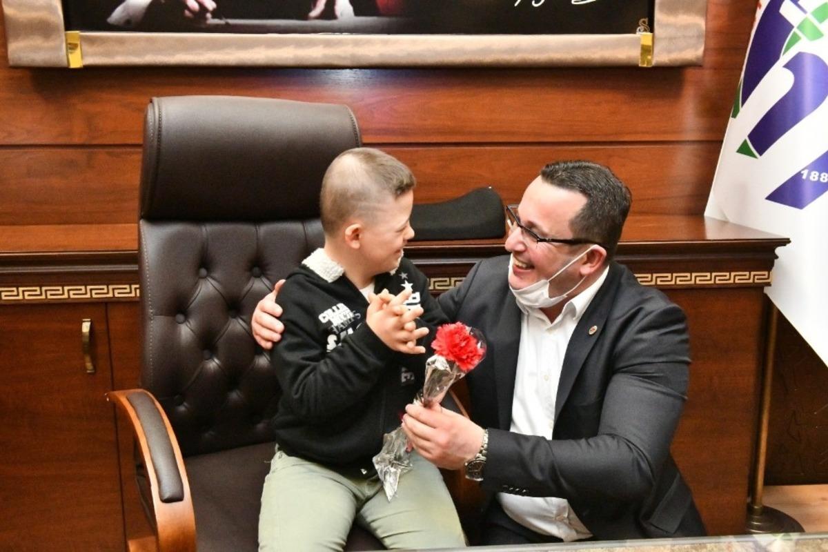 &Ouml;zel &ccedil;ocuklar Başkan Kanar&rsquo;ın konuğu oldu