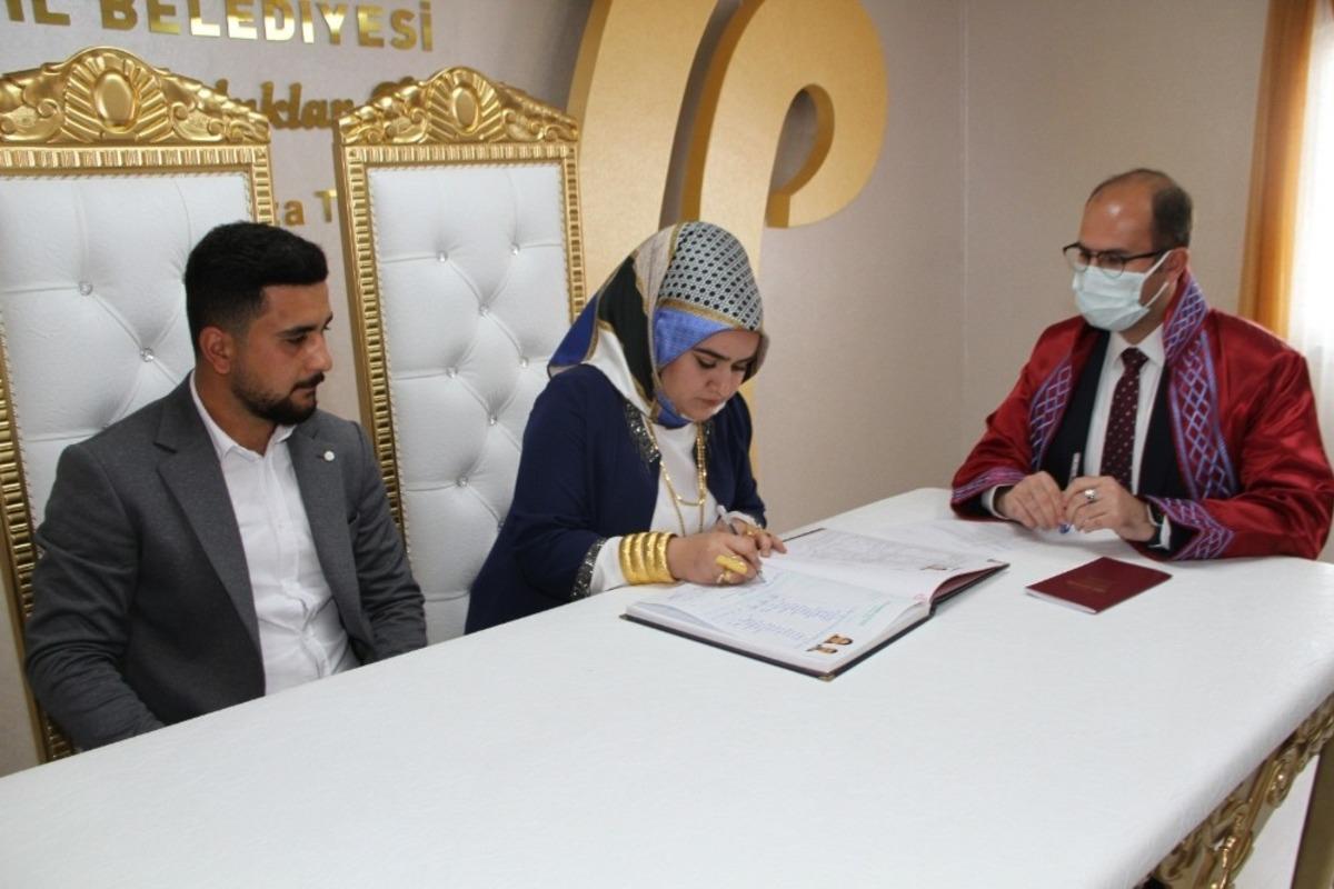 Kaymakam T&uuml;rkmen, gen&ccedil; &ccedil;iftin nikahını kıydı