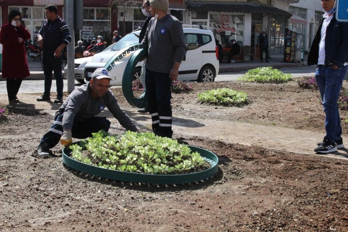 Korkuteli&rsquo; il&ccedil;esinde 11 bin &ccedil;i&ccedil;ek toprakla buluştu