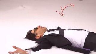 Cansel Elçin takım elbiseyle kayak yaptı