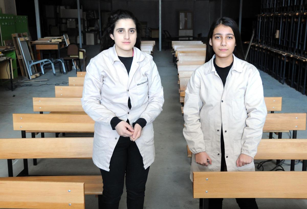 Liseli Beyza ve Ada, k&ouml;y okulları i&ccedil;in 5 bin sıra tahtası &uuml;retti