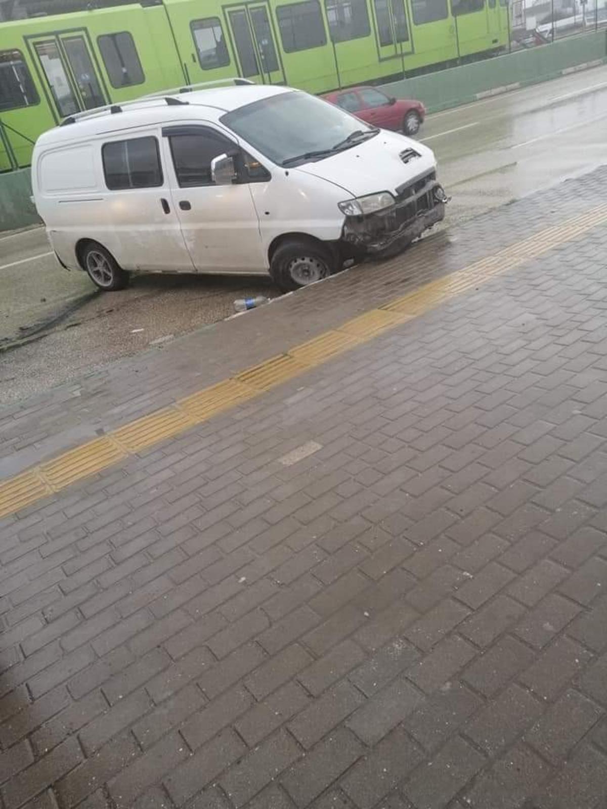 Bursa&rsquo;da ka&ccedil;ak okul servisi kaza yaptı