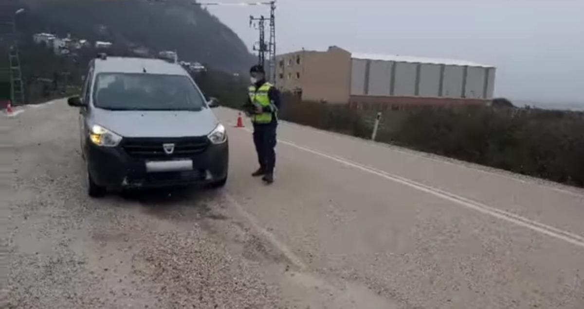 Sıkılıp gezmeye &ccedil;ıkan korona vir&uuml;sl&uuml; aile başka bir ile gezmeye gidince yakalandı